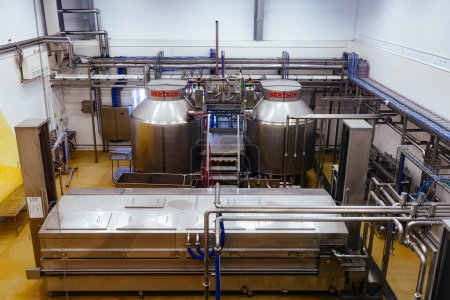 Moderne Käserei, Tanks zur Milchverarbeitung aus Edelstahl.