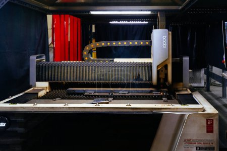 Téléchargez les photos : Machine de découpe laser avec CNC coupe la partie en acier. - en image libre de droit