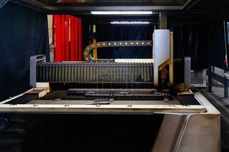 Téléchargez les photos : Machine de découpe laser avec CNC coupe la tôle d'acier. - en image libre de droit