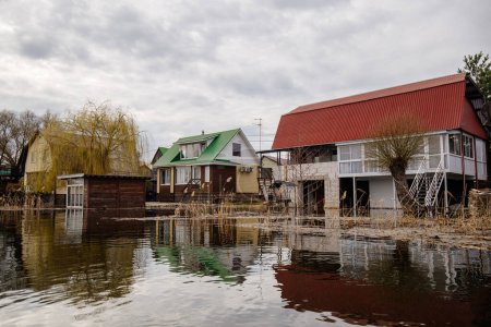 Überflutete ländliche Häuser. Konzept der Katastrophe.