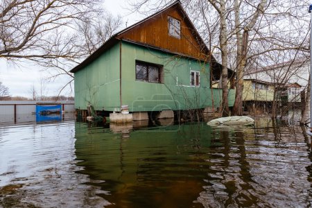 Überflutete ländliche Häuser. Konzept der Katastrophe.