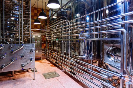 Bottiche für die Gärung. Craft-Bier-Produktionslinie in moderner Brauerei.