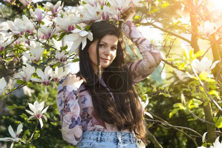 Foto de Hermosa chica en magnolia, de cerca - Imagen libre de derechos