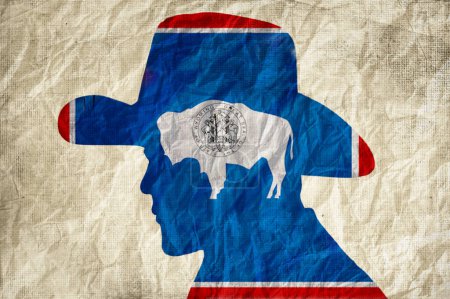 Téléchargez les photos : Silhouette de cow-boy avec drapeau du Wyoming sur fond de papier ridé - en image libre de droit