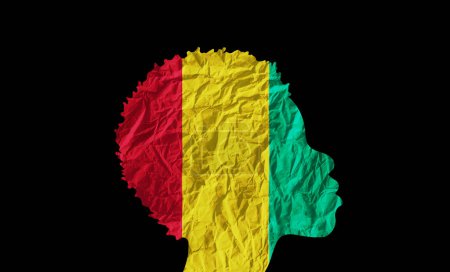 Téléchargez les photos : Silhouette de femme africaine avec drapeau national de Guinée. - en image libre de droit