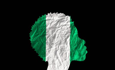 Téléchargez les photos : Silhouette de femme africaine avec drapeau national du Nigeria. - en image libre de droit