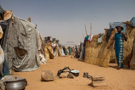 Foto de Campamento de desplazados internos (IDP) que se refugia del conflicto armado. Personas alojadas en muy malas condiciones de vida en chozas hechas de ropa y láminas de plástico, falta de agua, higiene, refugio y alimentos - Imagen libre de derechos