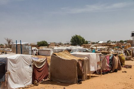 Foto de Campamento de desplazados internos (IDP) que se refugia del conflicto armado. Personas alojadas en muy malas condiciones de vida en chozas hechas de ropa y láminas de plástico, falta de agua, higiene, refugio y alimentos - Imagen libre de derechos