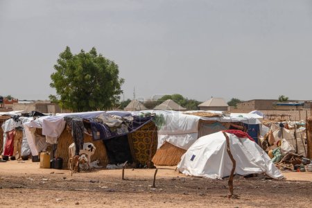 Foto de Campamento de refugiados en África, lleno de personas que se refugiaron por inseguridad y conflicto armado. Personas que viven en muy malas condiciones, falta de alimentos, agua limpia y refugio adecuado para quedarse - Imagen libre de derechos