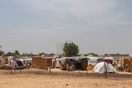 Téléchargez les photos : Camp de réfugiés en Afrique, plein de gens qui se sont réfugiés en raison de l'insécurité et des conflits armés. Personnes vivant dans de très mauvaises conditions, manque de nourriture, d'eau potable et d'un abri adéquat pour rester - en image libre de droit