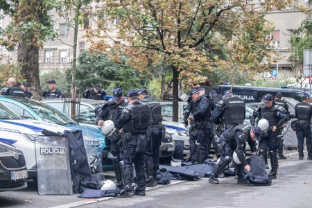 Téléchargez les photos : Forces spéciales anti-émeute de la police serbe, sécurisant le rassemblement civil non violent contre la violence au Kosovo, à Belgrade capitale de la Serbie - en image libre de droit