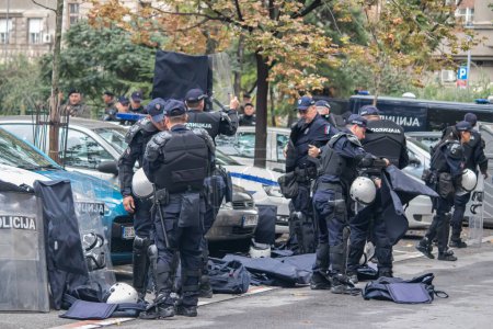 Téléchargez les photos : Forces spéciales anti-émeute de la police serbe, sécurisant le rassemblement civil non violent contre la violence au Kosovo, à Belgrade capitale de la Serbie - en image libre de droit