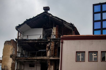 Téléchargez les photos : Vue du siège de Radio Télévision de Serbie, un bâtiment historique bombardé et endommagé en 1999 par les bombardements de l'OTAN - en image libre de droit