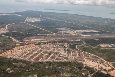 Foto de Provincia de Cabo Delgado en Mozambique, sitio de Afungi donde Total empresa inició proyecto de GNL, imagen desde arriba, vista aérea - Imagen libre de derechos