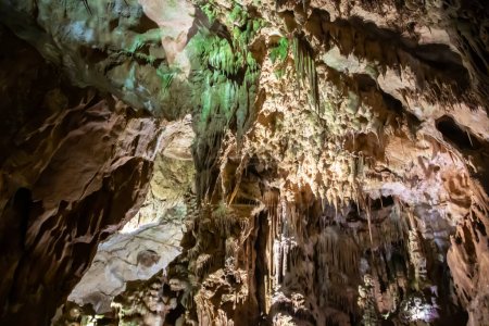 Téléchargez les photos : Resavska Pecina interior est une symphonie envoûtante de stalactites, stalagmites et formations minérales uniques, illuminées par des teintes douces et enchanteresses, créant un pays des merveilles souterrain. - en image libre de droit