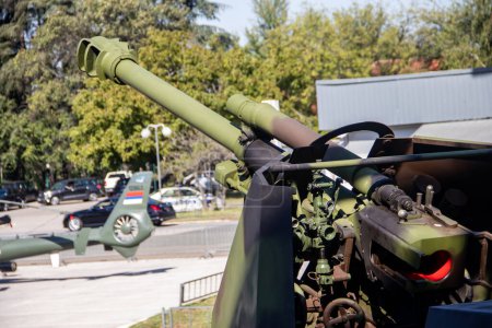 Foto de Artillería antitanque y obús antibalsa de gran calibre, expuestos en feria internacional de armas en Belgrado, Serbia - Imagen libre de derechos