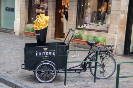 Téléchargez les photos : Un paquet géant de chips devant une station de restauration rapide en Belgique - en image libre de droit