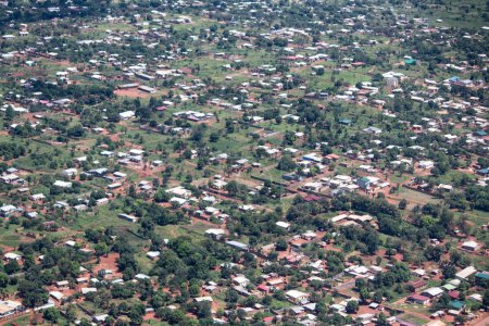 Vista desde helicóptero sobrevuela aldeas africanas hechas de barro en estilo tradicional (casas tukul) rodeadas de selva