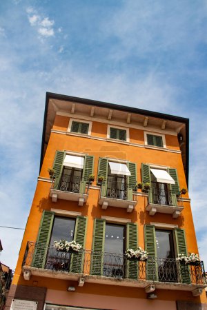 Straßen der Stadt Verona (Venetien) in Italien, viele historische Gebäude und antike Architektur, Straßen voller Touristen 