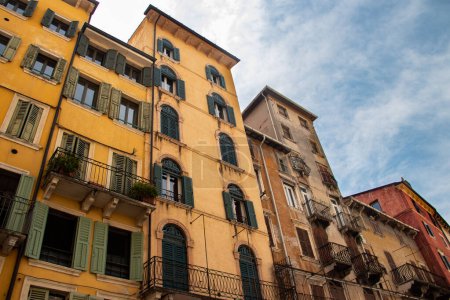 Straßen der Stadt Verona (Venetien) in Italien, viele historische Gebäude und antike Architektur, Straßen voller Touristen 