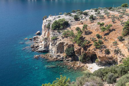 Téléchargez les photos : White cliff over the blue Sea with small vegetation on top, very attractive and picturesque scene - en image libre de droit