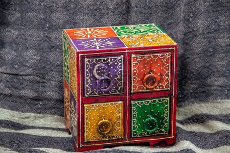 Téléchargez les photos : Boîte en bois colorée et décorative fabriquée à la main pour garder les bijoux à l'intérieur, boîte traditionnelle fabriquée en Afghanistan, Kaboul, achetée dans le magasin Chicken street - en image libre de droit
