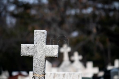 Cruces de mármol y piedra en el cementerio de la ciudad, respeto por los muertos, descanso en paz