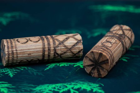 Musical tradicional étnico y tribal idiófonos rítmicos hechos de madera con algunos granos o enviar dentro, cuando shacked hace sonido, perfecto para mantener el ritmo de la canción, muy popular en África