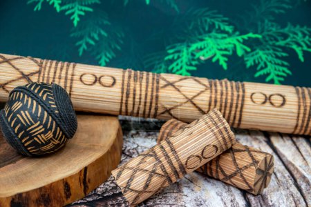 Musical tradicional étnico y tribal idiófonos rítmicos hechos de madera con algunos granos o enviar dentro, cuando shacked hace sonido, perfecto para mantener el ritmo de la canción, muy popular en África