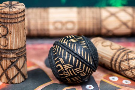 Téléchargez les photos : Idiophones rythmiques ethniques et tribaux traditionnels musicaux faits de bois avec quelques grains ou envoyés à l'intérieur, lorsque la cabane fait du son, parfait pour garder le rythme de la chanson, très populaire en Afrique - en image libre de droit