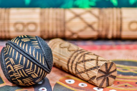 Téléchargez les photos : Idiophones rythmiques ethniques et tribaux traditionnels musicaux faits de bois avec quelques grains ou envoyés à l'intérieur, lorsque la cabane fait du son, parfait pour garder le rythme de la chanson, très populaire en Afrique - en image libre de droit