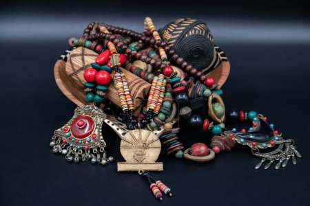 Foto de Collares y pulseras tradicionales tribales africanas, colección privada de Uganda, Kenia, Camerún y Senegal - Imagen libre de derechos