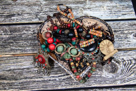 Colliers et bracelets tribaux traditionnels africains colorés, collection privée de l'Ouganda, du Kenya, du Cameroun et du Sénégal