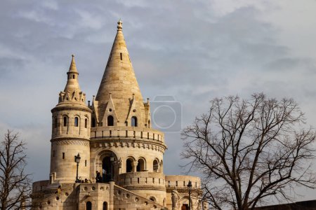 Fisherman's Bastion in Budapest (hungarian: Halszbstya), structure with seven towers representing the Magyar tribes, a Neo-Romanesque gem, offers panoramic views of the Danube and Budapest's iconic landmarks, a fairytale-like must-visit spot