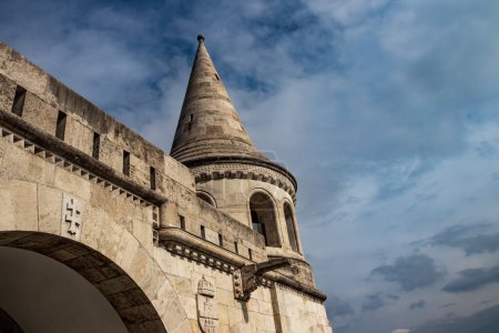 Fisherman's Bastion in Budapest (hungarian: Halszbstya), structure with seven towers representing the Magyar tribes, a Neo-Romanesque gem, offers panoramic views of the Danube and Budapest's iconic landmarks, a fairytale-like must-visit spot