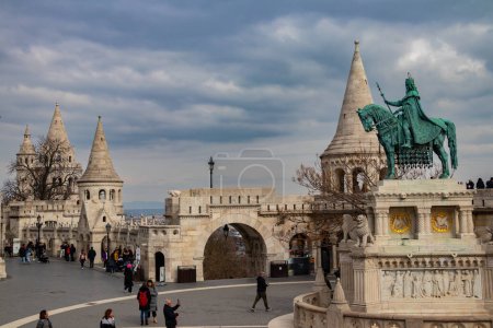 Téléchargez les photos : Bastion des pêcheurs à Budapest (hongrois : Halszbstya), structure avec sept tours représentant les tribus magyares, un joyau néo-roman, offre une vue panoramique sur le Danube et les sites emblématiques de Budapest, un lieu incontournable de conte de fées - en image libre de droit