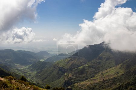 Amba Alaji in Äthiopien bietet eine atemberaubende Landschaft mit majestätischen Bergen, dramatischen Klippen und üppigem Grün, die atemberaubende Ausblicke und eine ruhige Flucht in die raue Schönheit der Natur bietet. Gipfel des Berges hat eine Höhe von 3.420 Metern)
