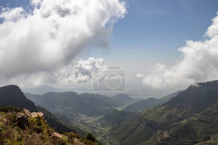 Amba Alaji en Etiopía cuenta con un impresionante paisaje con majestuosas montañas, espectaculares acantilados y exuberante vegetación, que ofrece impresionantes vistas y un escape sereno a la belleza natural. Pico de montaña tiene una elevación de 3,420 metros (11,220 pies)