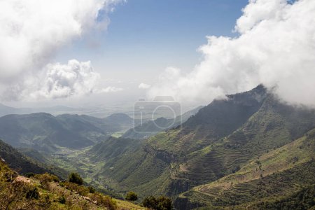 Amba Alaji in Äthiopien bietet eine atemberaubende Landschaft mit majestätischen Bergen, dramatischen Klippen und üppigem Grün, die atemberaubende Ausblicke und eine ruhige Flucht in die raue Schönheit der Natur bietet. Gipfel des Berges hat eine Höhe von 3.420 Metern)