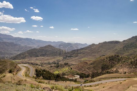 Amba Alaji en Éthiopie possède un paysage magnifique avec des montagnes majestueuses, des falaises spectaculaires et une végétation luxuriante, offrant des vues à couper le souffle et une évasion sereine dans la beauté brute de la nature. Sommet de montagne a une altitude de 3.420 mètres (11.220 pieds)
