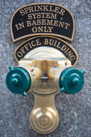 Téléchargez les photos : Fire fighting water pipe connector on the street of New York - en image libre de droit