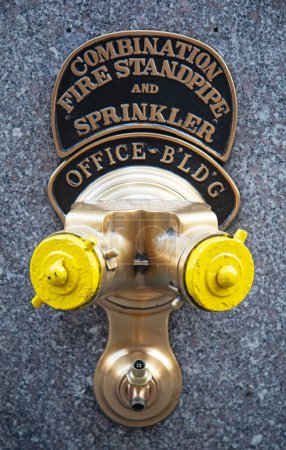 Téléchargez les photos : Connecteur de conduite d'eau de lutte contre l'incendie dans la rue de New York - en image libre de droit
