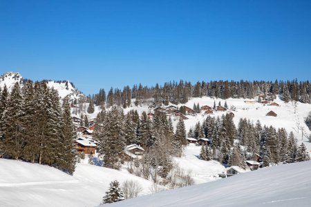 Téléchargez les photos : Hiver dans les Alpes suisses, village d'Arvenbuel près d'Amden canton de Saint-Gall en Suisse - en image libre de droit