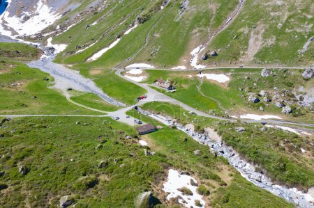 Téléchargez les photos : Klausenpass - route de montagne reliant les cantons d'Uri et de Glarus dans les Alpes suisses - en image libre de droit