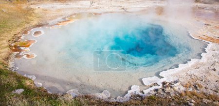 Foto de Colorida piscina de agua caliente en el Parque Nacional Yellowstone, EE.UU. - Imagen libre de derechos
