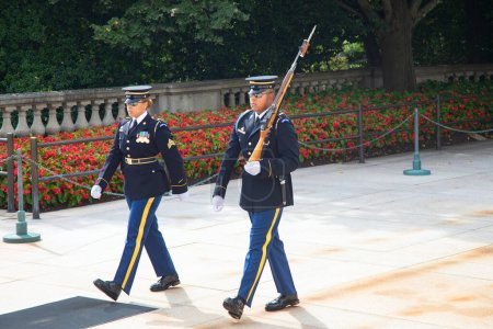 Téléchargez les photos : WASHINGTON DC, USA - SEP 5, 2022: Change of the guard near the Unknown Soldier tomb at the Arlington national cemetery. United States military cemetery is the most sacred national landmark. - en image libre de droit