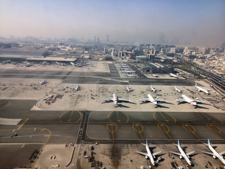 Foto de Dubai - October 24:  Planes preparing for take off at Dubai Airport on October 24, 2022 in Dubai, U.A.E. Dubai airport is home port for Emirates Airlines and one of the biggest world hubs. - Imagen libre de derechos