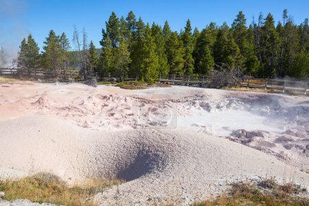 Téléchargez les photos : Bassin inférieur du geyser dans le parc national de Yellowstone, États-Unis - en image libre de droit