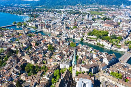 Téléchargez les photos : Vue aérienne de la rivière Limmat et des célèbres églises de Zurich. Zurich est important centre financier de la Suisse et belle ville historique. - en image libre de droit