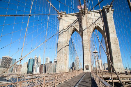 Foto de Puente de Brooklyn que conecta la isla de Brooklyn con el distrito financiero de Manhattan, Nueva York, Estados Unidos de América - Imagen libre de derechos